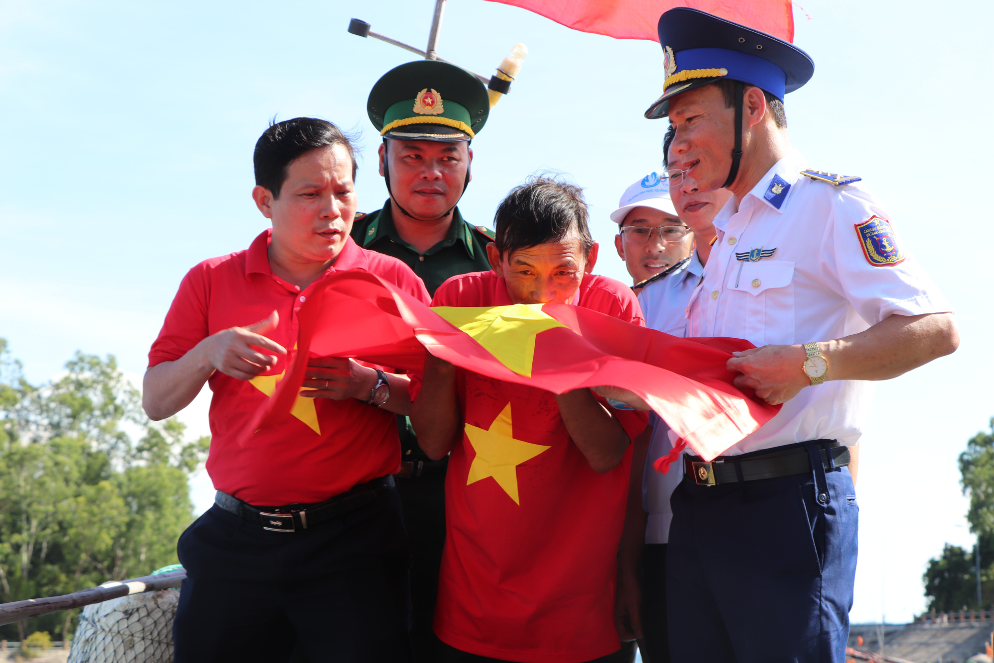 Xúc động hình ảnh ngư dân Cù Lao Chàm thay cờ Tổ quốc trên tàu cá