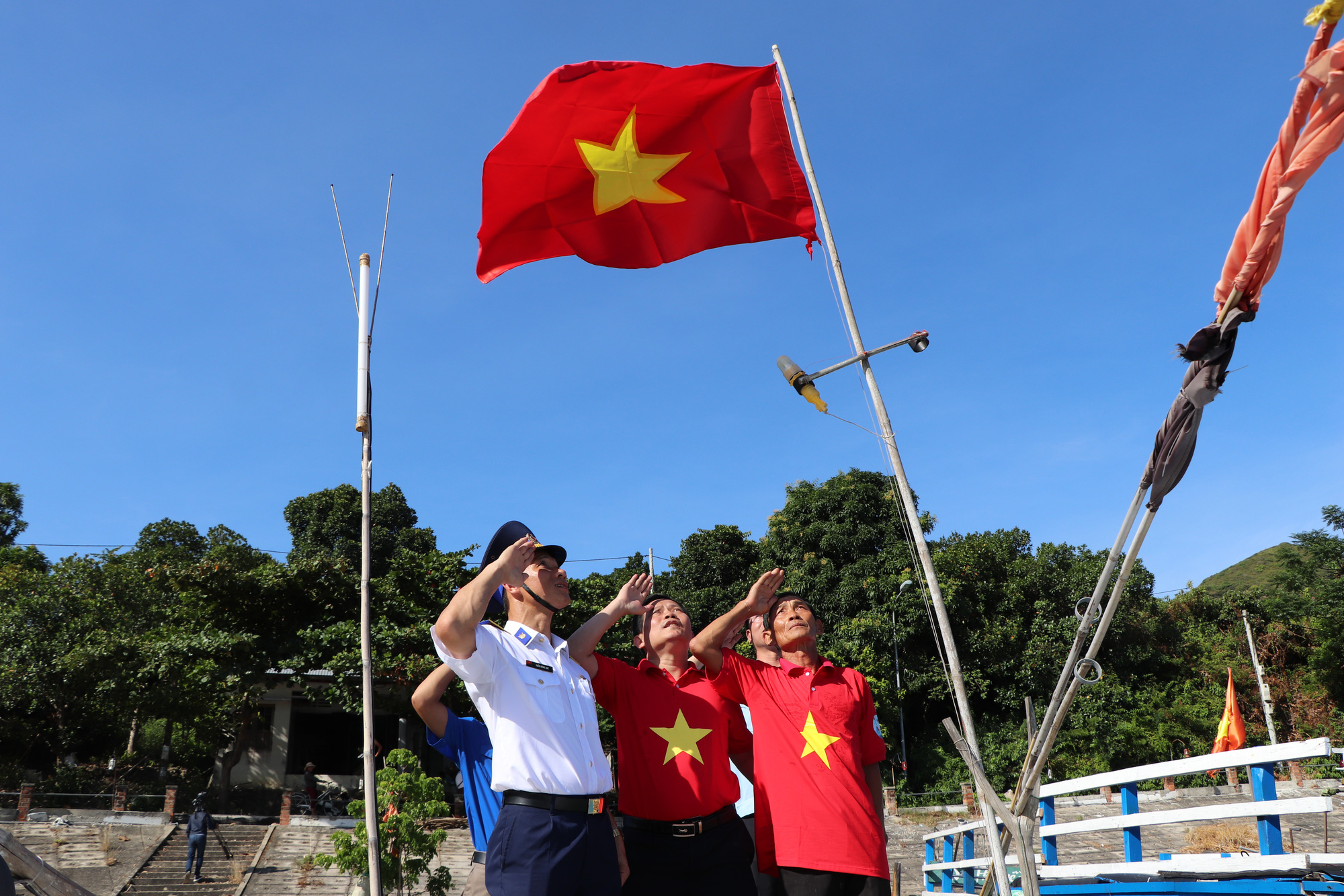 X&uacute;c động h&igrave;nh ảnh ngư d&acirc;n C&ugrave; Lao Ch&agrave;m thay cờ Tổ quốc tr&ecirc;n t&agrave;u c&aacute; - Ảnh 11.