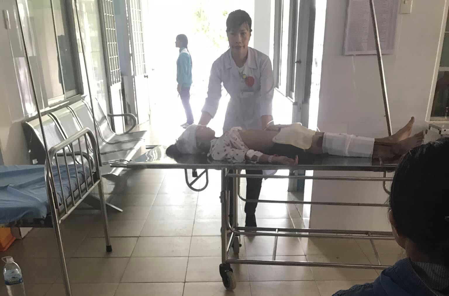 Xe kh&aacute;ch lao xuống vực, &iacute;t nhất  6 người chết, h&agrave;ng chục người bị thương - Ảnh 2.