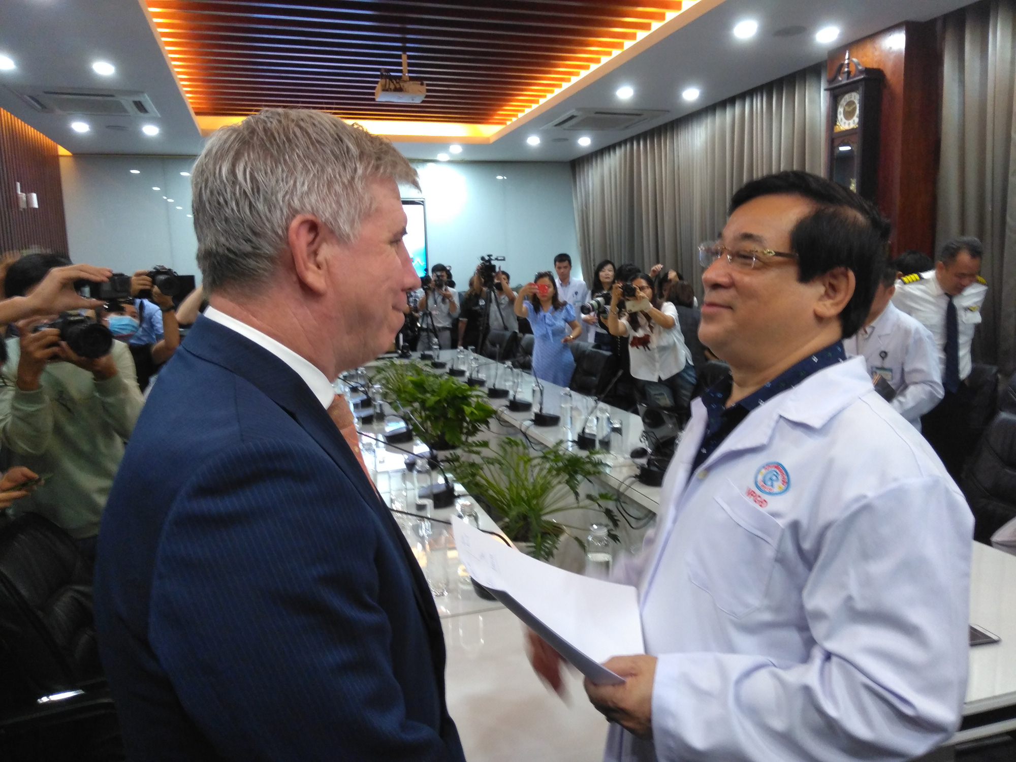 Phi c&ocirc;ng người Anh v&agrave; buổi xuất viện đặc biệt - Ảnh 1.