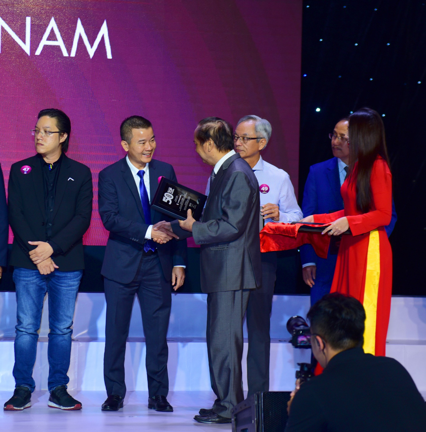 Ch&iacute;nh thức c&ocirc;ng bố TOP  50 C&ocirc;ng ty kinh doanh hiệu quả năm 2019 - Ảnh 2.