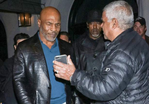 Kh&ocirc;ng cho &ldquo;sống ảo c&ugrave;ng thần tượng&rdquo;, Mike Tyson su&yacute;t bị bắn - Ảnh 1.