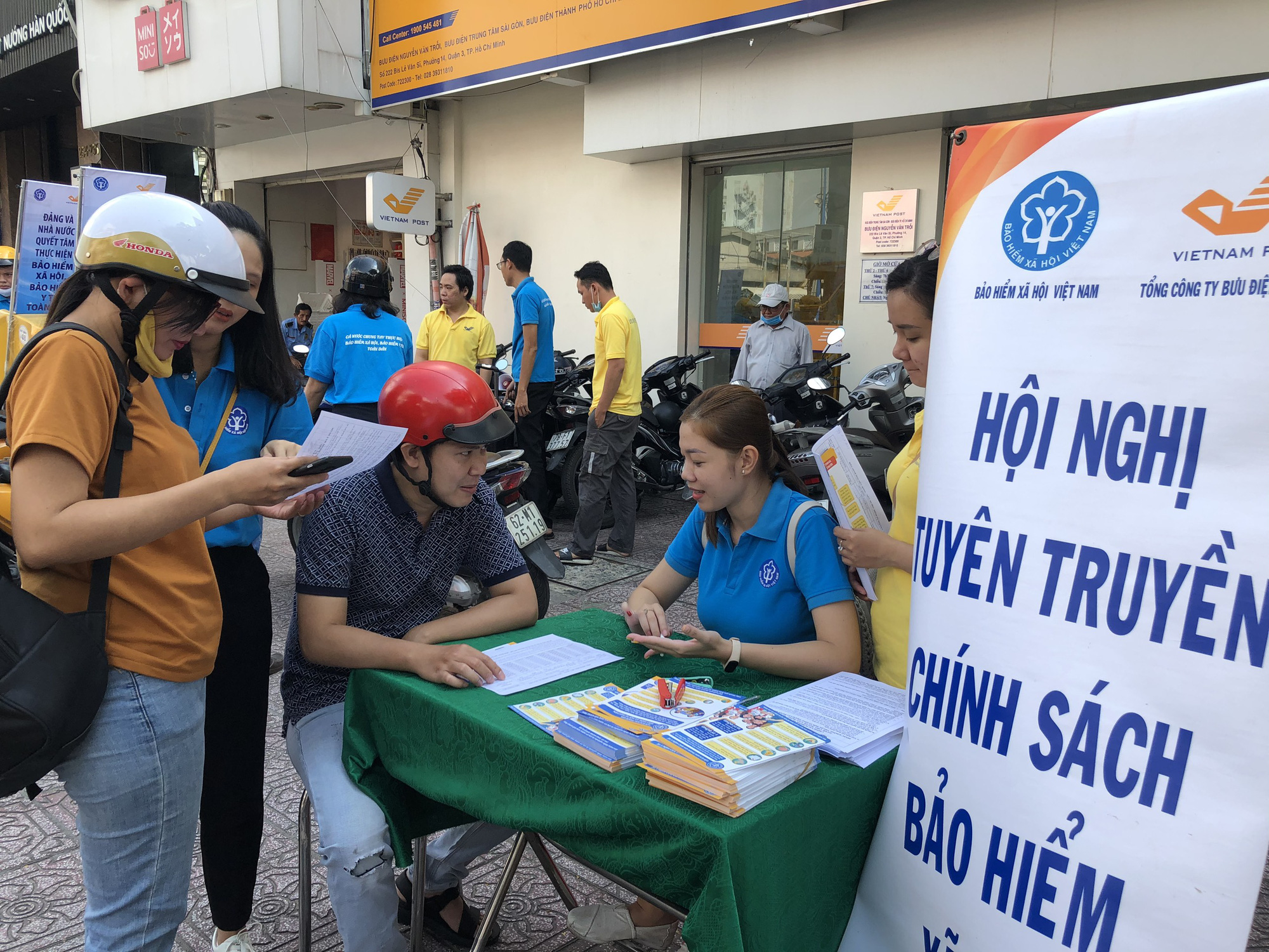 Ra qu&acirc;n hưởng ứng Ng&agrave;y BHYT Việt Nam - Ảnh 6.