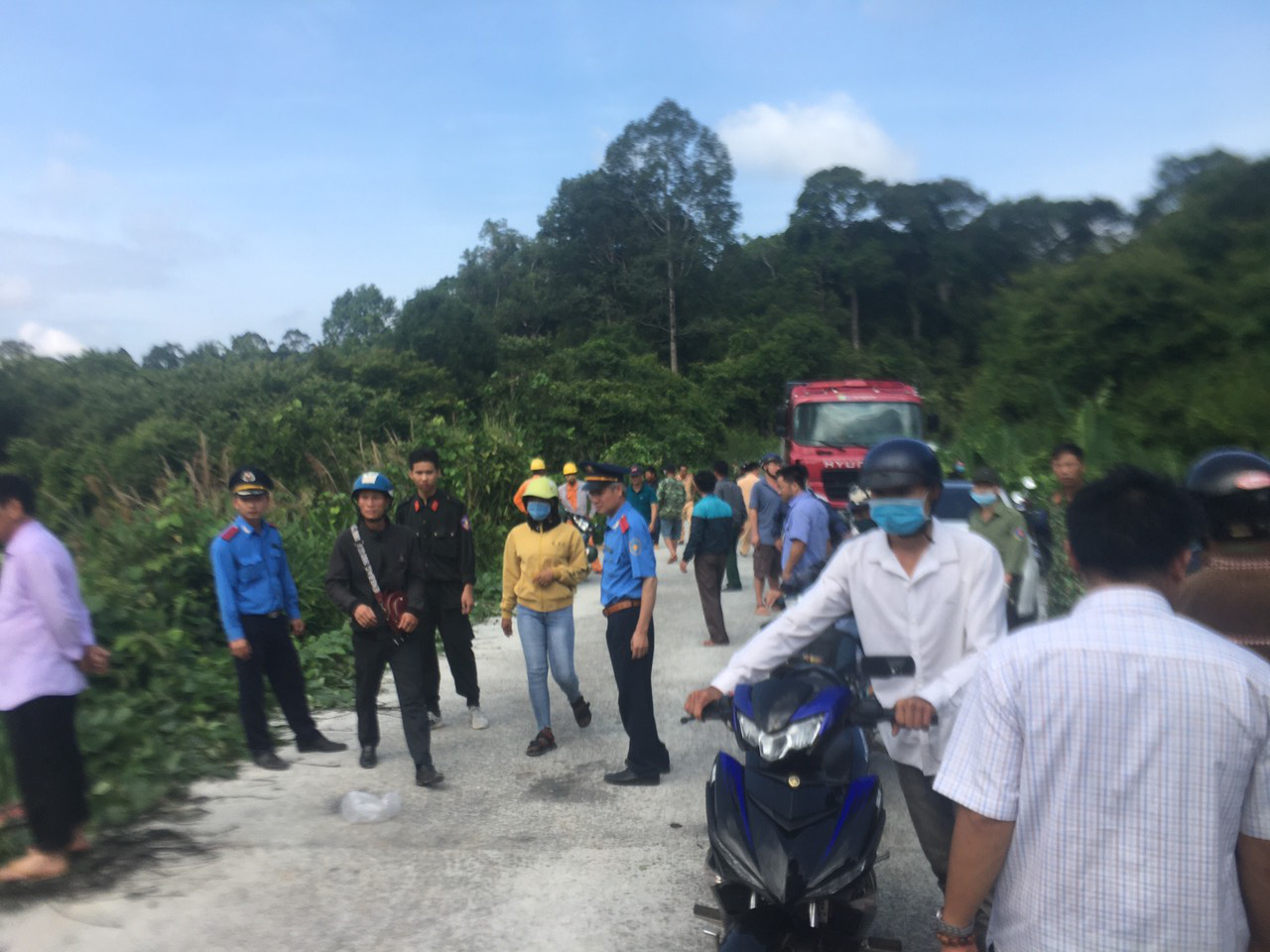 Cận cảnh hiện vụ tai nạn khiến 5 người chết, hàng chục người bị thương - Ảnh 4.