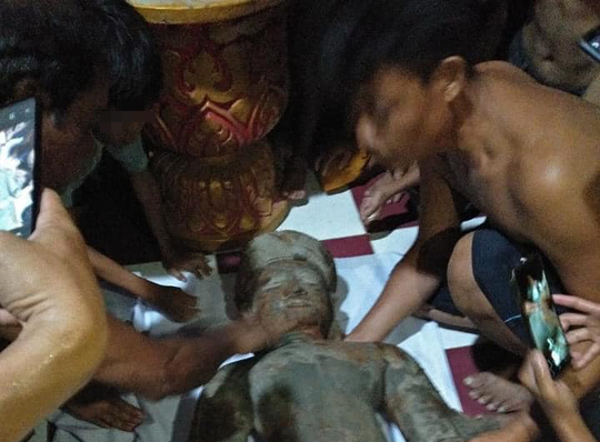 Nhiều người kéo nhau đến… bái lạy bức tượng đá gãy tay, chân