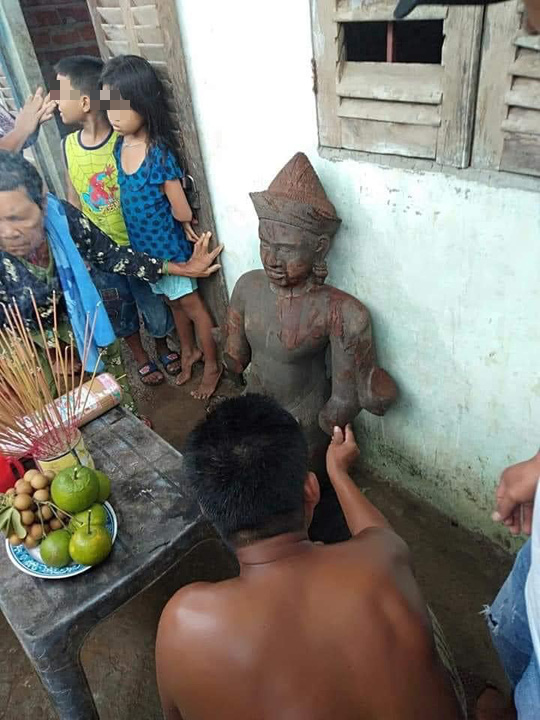 Nhiều người k&eacute;o nhau đến&hellip; b&aacute;i lạy bức tượng đ&aacute; g&atilde;y tay, ch&acirc;n - Ảnh 3.