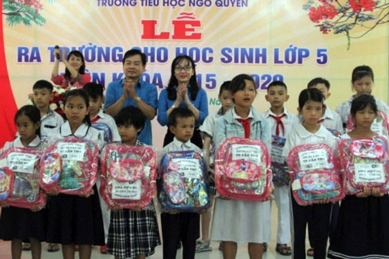 Cần Thơ: Tặng qu&agrave; cho con CNVC-LĐ vượt kh&oacute; học giỏi - Ảnh 1.