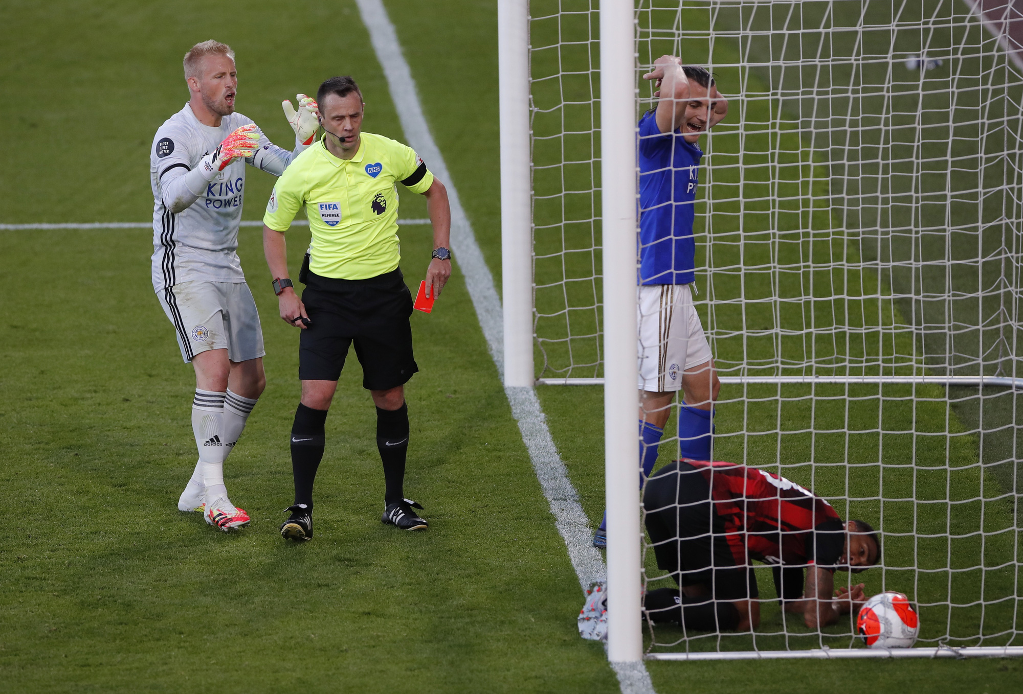 Leicester thua ngỡ ng&agrave;ng Bournemouth, Man United được tiếp sức v&agrave;o Top 3 - Ảnh 5.