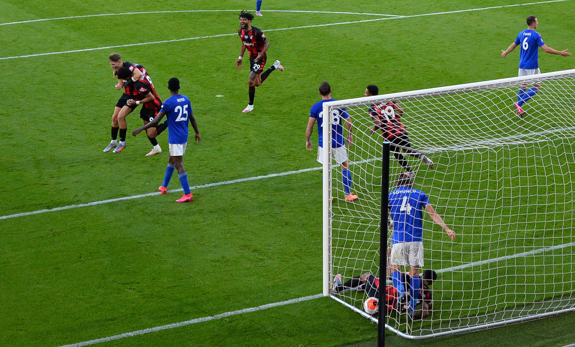 Leicester thua ngỡ ng&agrave;ng Bournemouth, Man United được tiếp sức v&agrave;o Top 3 - Ảnh 4.
