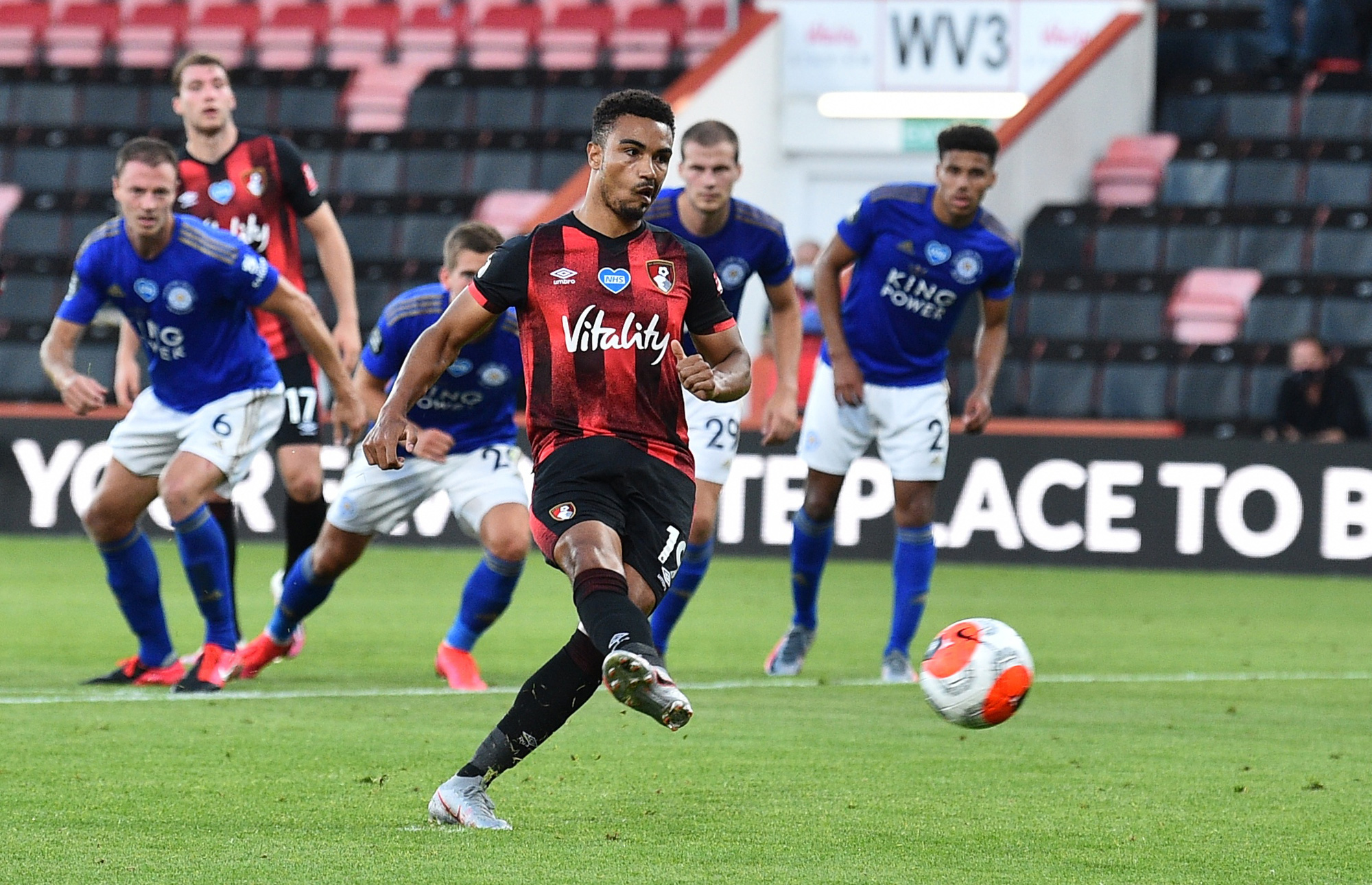 Leicester thua ngỡ ng&agrave;ng Bournemouth, Man United được tiếp sức v&agrave;o Top 3 - Ảnh 3.