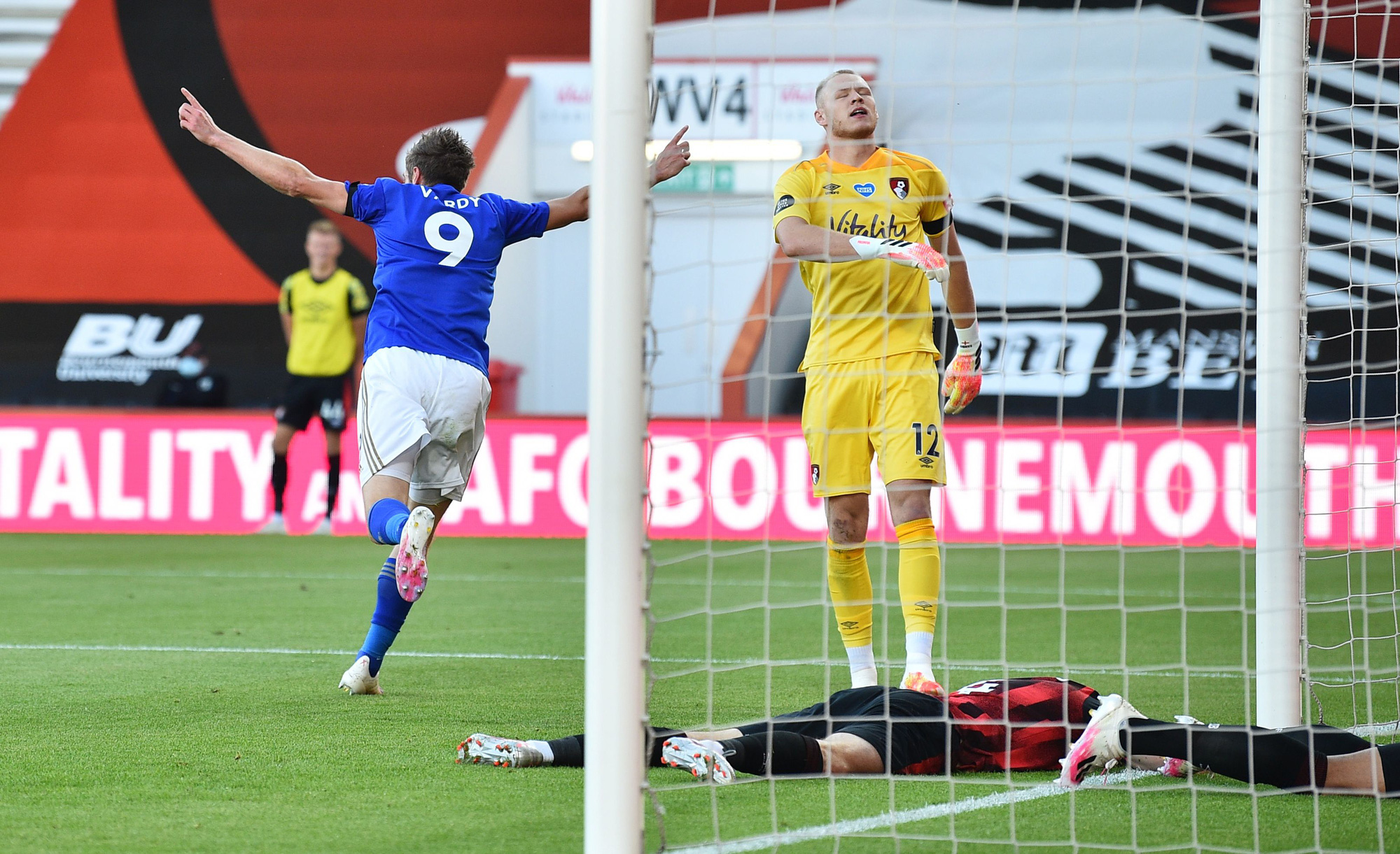 Leicester thua ngỡ ng&agrave;ng Bournemouth, Man United được tiếp sức v&agrave;o Top 3 - Ảnh 2.