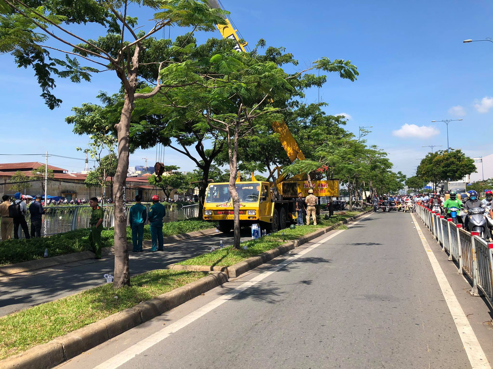 T&agrave;i xế tri h&ocirc; mất thắng trước khi xe ben lao xuống k&ecirc;nh T&agrave;u Hủ - Ảnh 2.