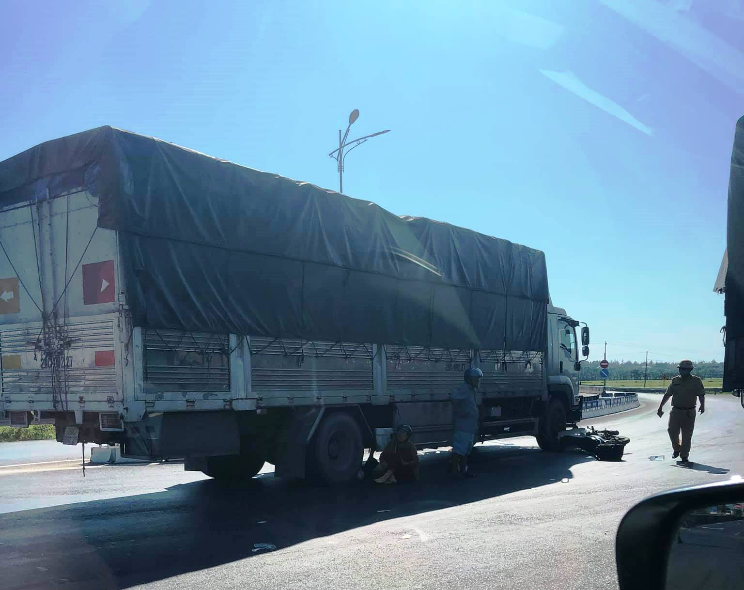 Quảng Bình: Chồng chết, vợ bị thương sau khi va chạm với xe tải