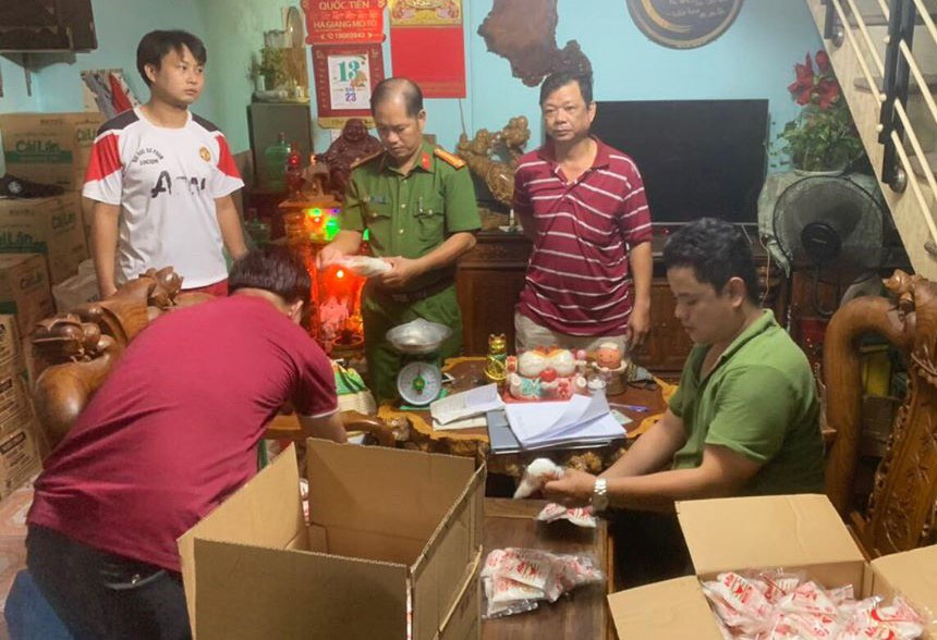 Đà Nẵng: Bắt hơn 1.200 gói bột ngọt giả chuẩn bị đưa ra thị trường - Ảnh 1.