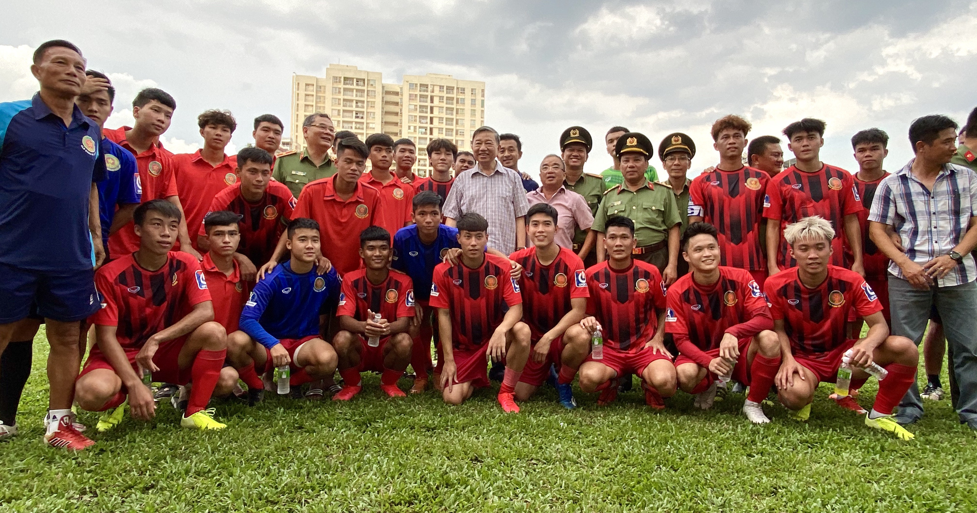 Bộ trưởng Tô Lâm dự khán trận CAND hòa Gia Định FC 1-1 - Ảnh 2.