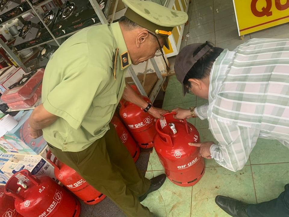 Phát hiện đường dây nghi sang chiết gas lậu, làm giả tem... chống hàng giả!