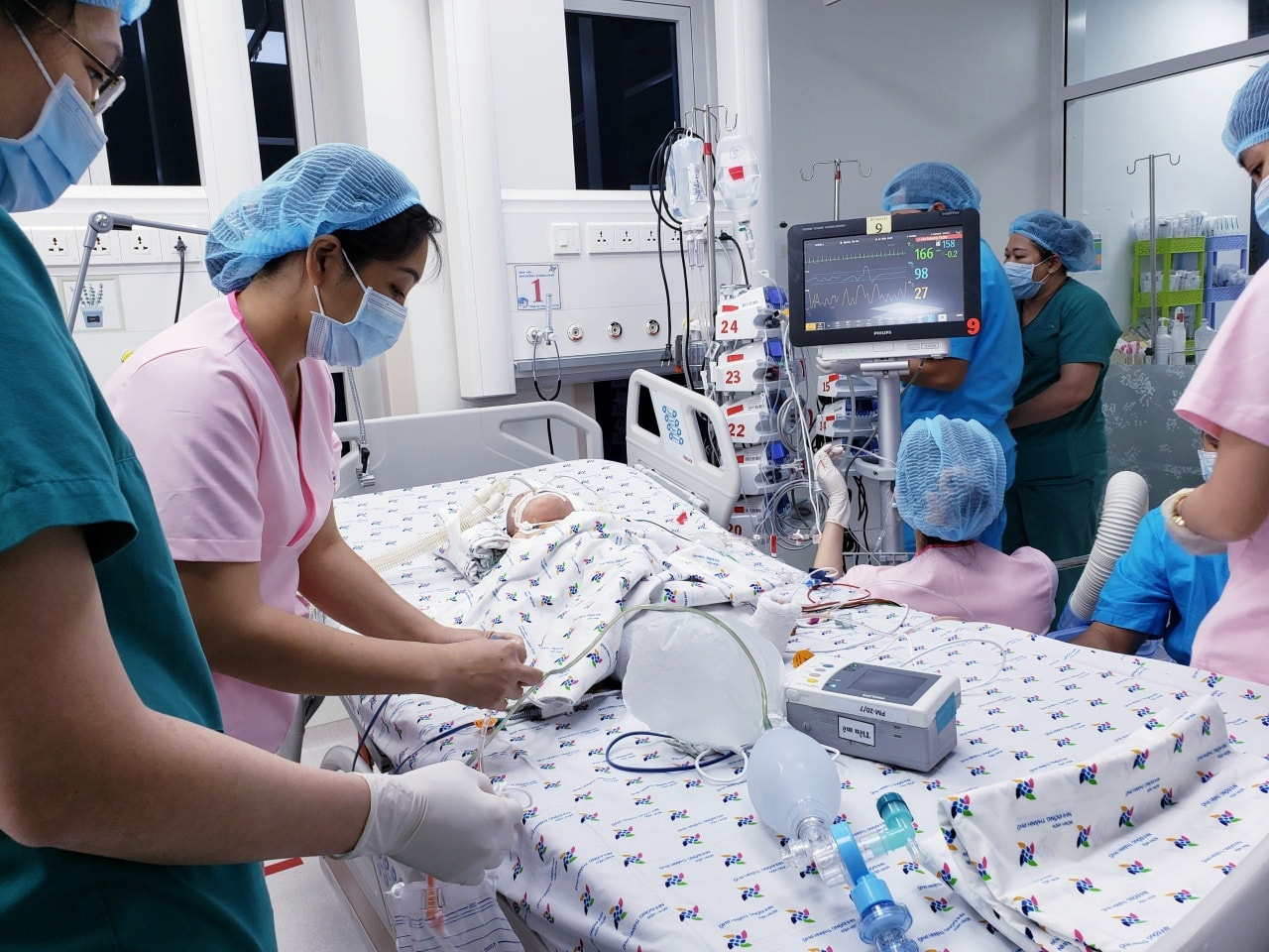 Thủ tướng Nguyễn Xuân Phúc chúc mừng kíp mổ tách rời hai bé song sinh - Ảnh 2.