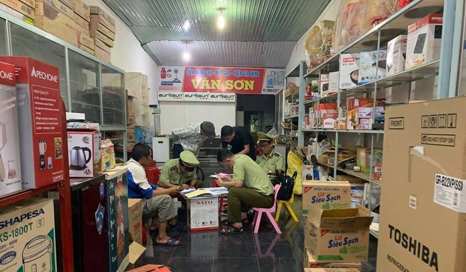 Đường d&acirc;y sang chiết gas lậu l&agrave;m giả tem... chống h&agrave;ng giả! - Ảnh 1.