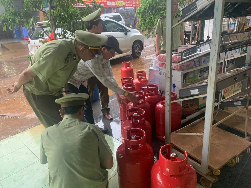 Đường d&acirc;y sang chiết gas lậu l&agrave;m giả tem... chống h&agrave;ng giả! - Ảnh 2.
