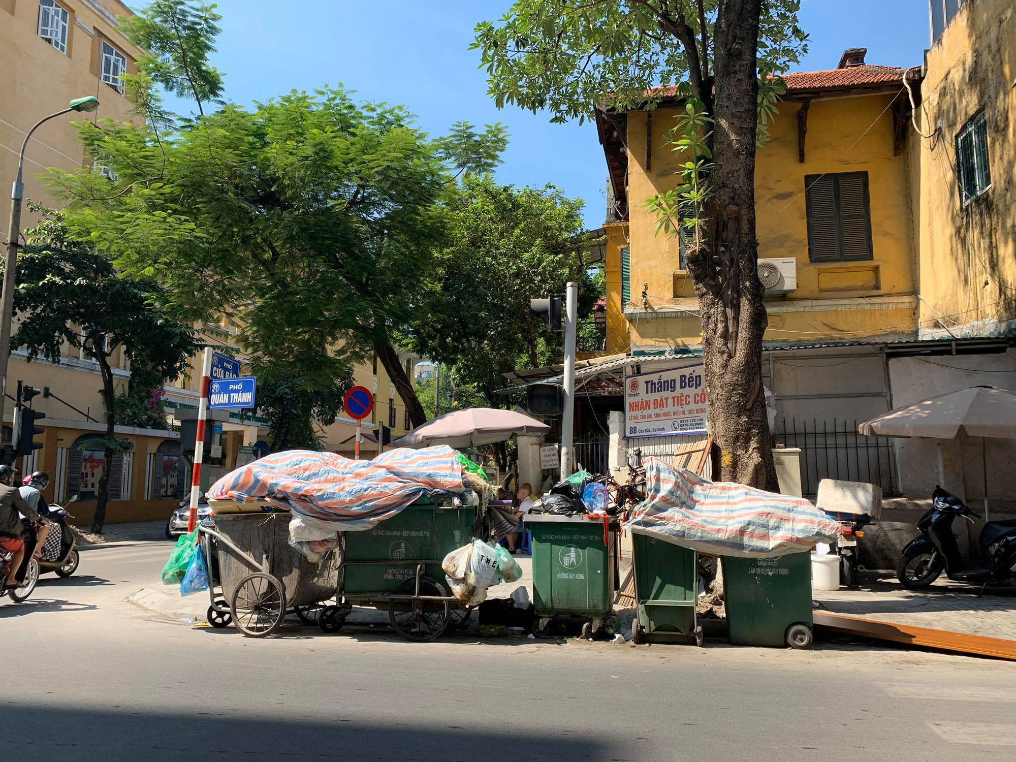 Nội đ&ocirc; ngập r&aacute;c v&igrave; d&acirc;n lại chặn xe v&agrave;o b&atilde;i r&aacute;c lớn nhất H&agrave; Nội - Ảnh 1.