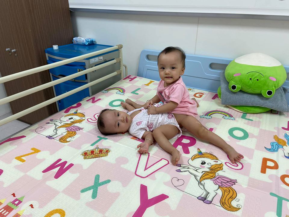 Cận cảnh 2 bé gái song sinh dính nhau: Từ phút ra đời đến ca mổ tách lịch sử