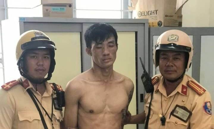 Hai CSGT đội Bình Triệu cùng cảnh sát khu vực quật ngã kẻ trộm cầm dao