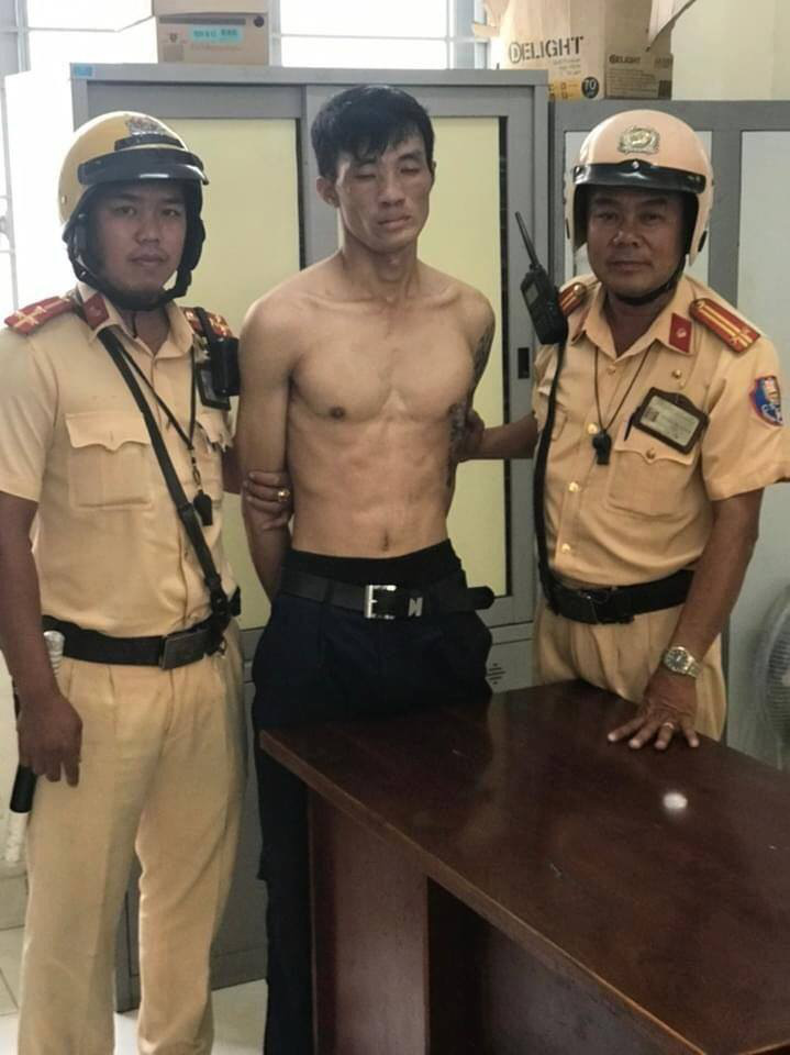 Hai CSGT đội B&igrave;nh Triệu c&ugrave;ng cảnh s&aacute;t khu vực quật ng&atilde; kẻ trộm cầm dao - Ảnh 1.