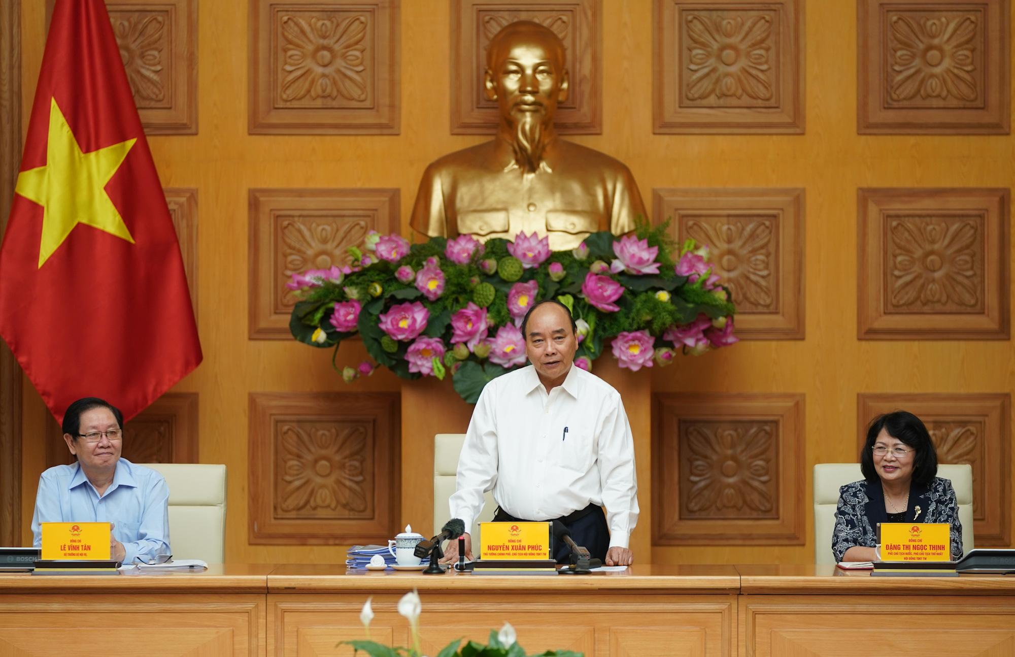 Chống bệnh thành tích trong thi đua, khen thưởng