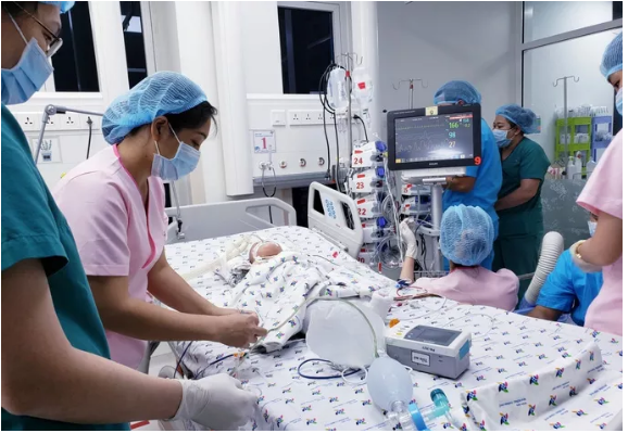 Thủ tướng Nguyễn Xuân Phúc chúc mừng kíp mổ tách rời hai bé song sinh