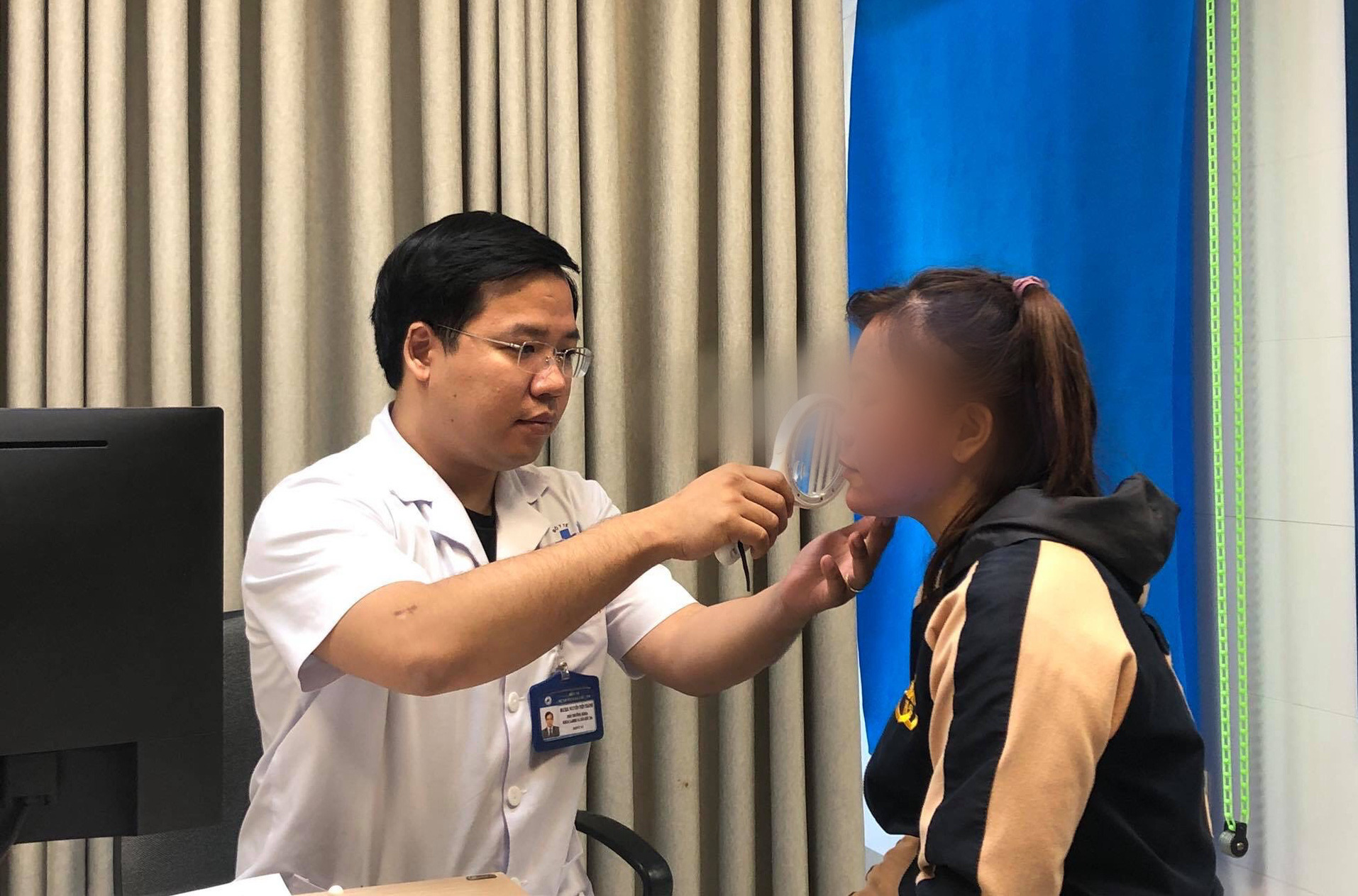Trị n&aacute;m bằng dưỡng chất mua tr&ecirc;n mạng, da mặt c&ocirc; g&aacute;i trẻ đen sạm - Ảnh 4.