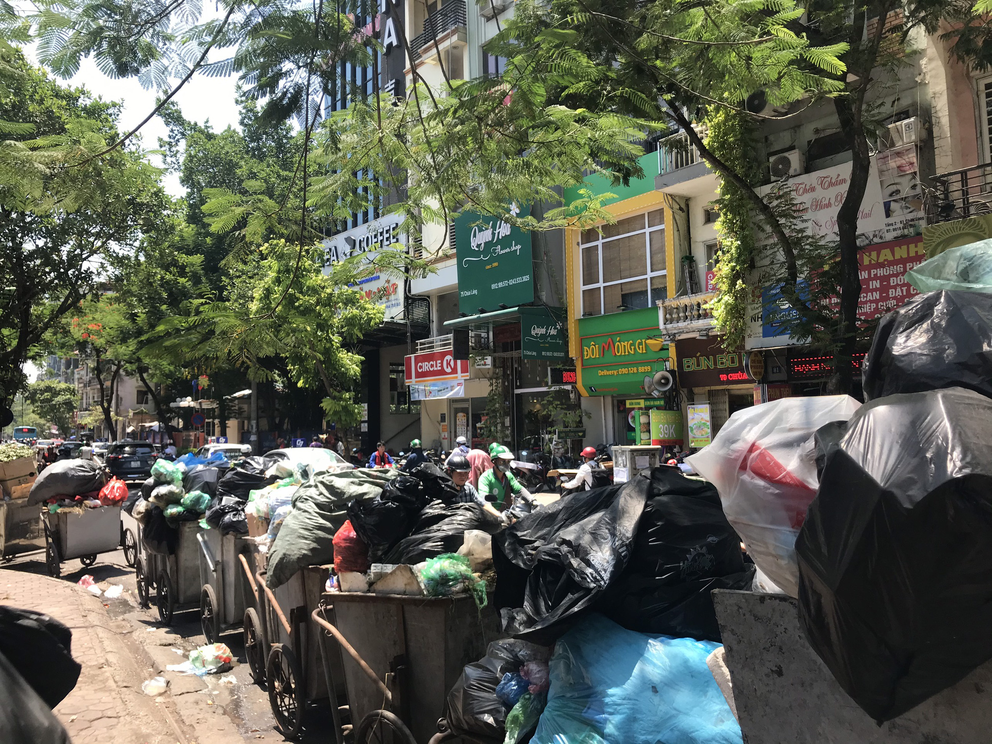 Nội đ&ocirc; ngập r&aacute;c v&igrave; d&acirc;n lại chặn xe v&agrave;o b&atilde;i r&aacute;c lớn nhất H&agrave; Nội - Ảnh 10.