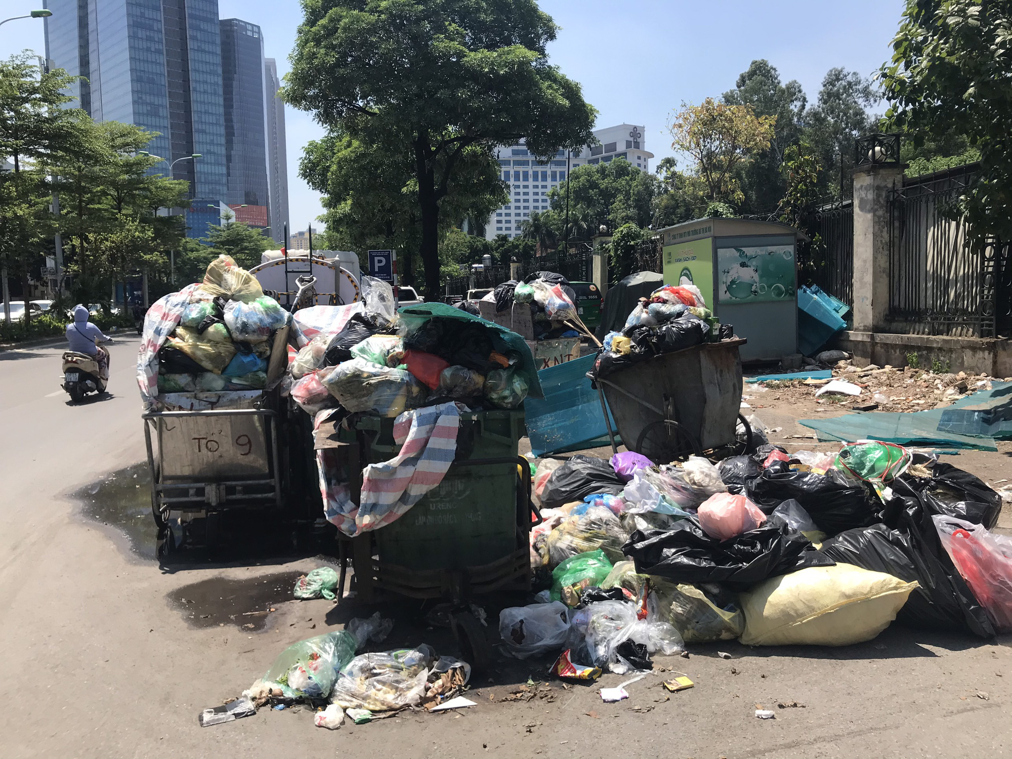 Nội đ&ocirc; ngập r&aacute;c v&igrave; d&acirc;n lại chặn xe v&agrave;o b&atilde;i r&aacute;c lớn nhất H&agrave; Nội - Ảnh 7.