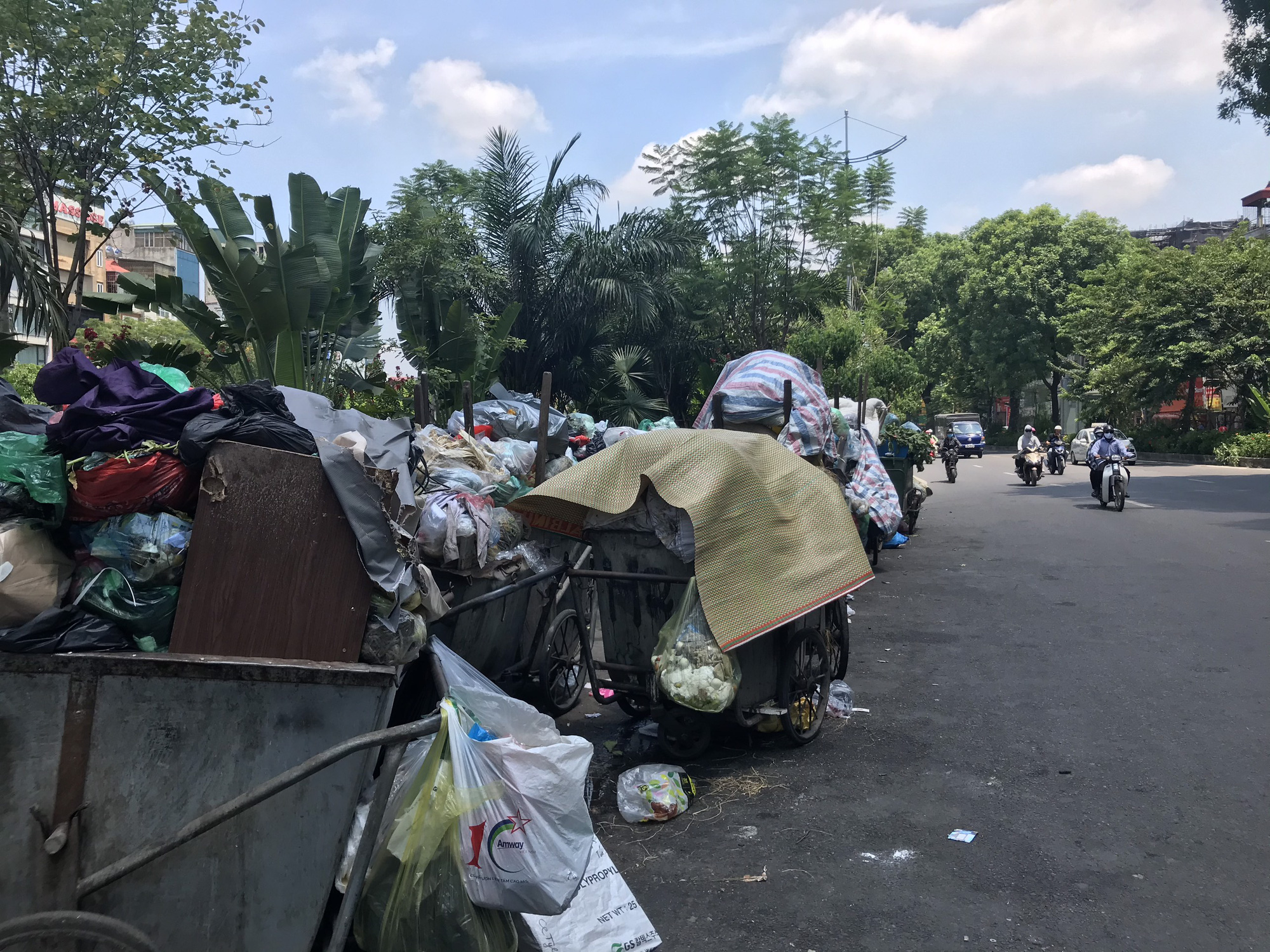 Nội đ&ocirc; ngập r&aacute;c v&igrave; d&acirc;n lại chặn xe v&agrave;o b&atilde;i r&aacute;c lớn nhất H&agrave; Nội - Ảnh 6.