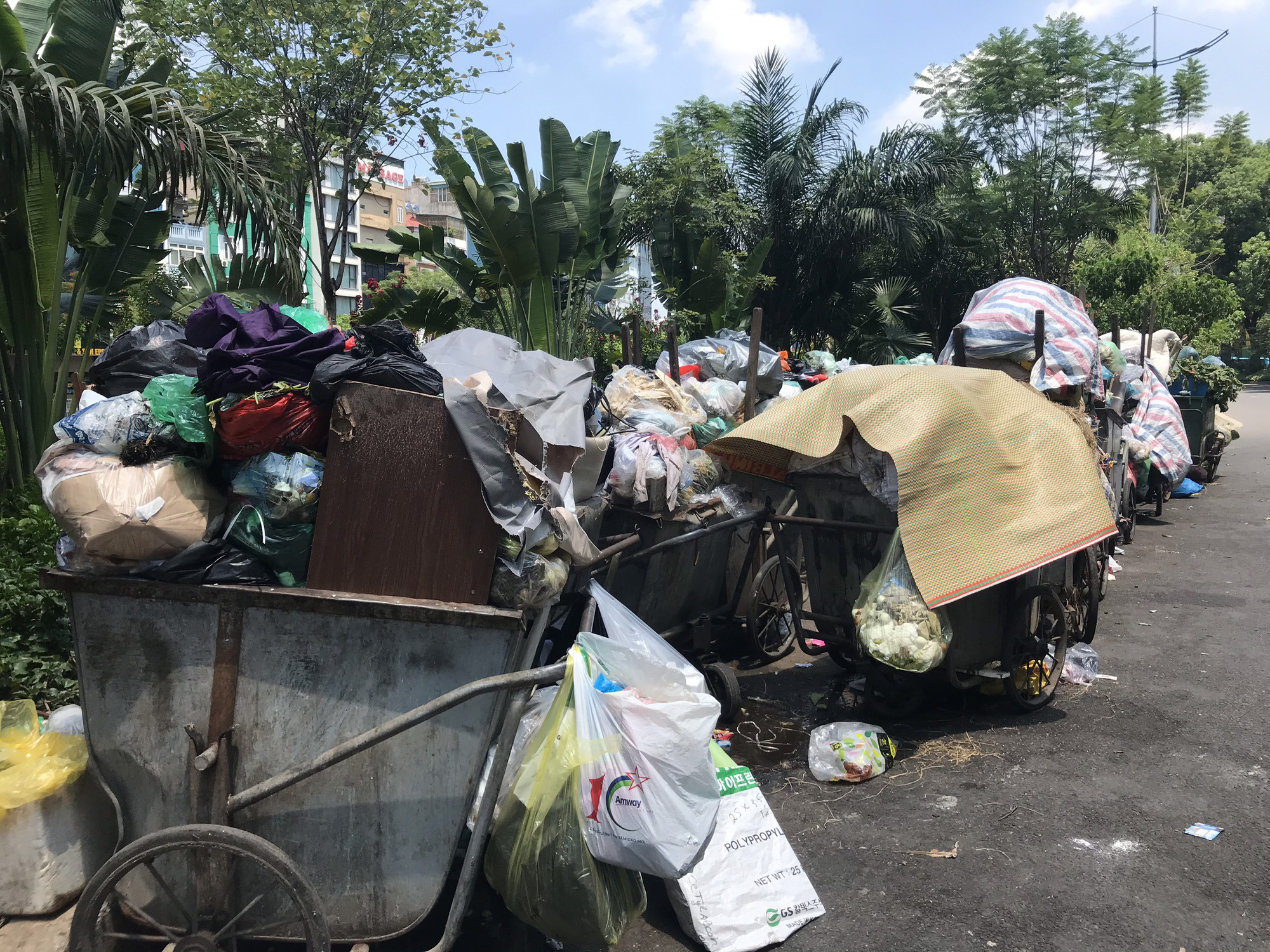 Nội đ&ocirc; ngập r&aacute;c v&igrave; d&acirc;n lại chặn xe v&agrave;o b&atilde;i r&aacute;c lớn nhất H&agrave; Nội - Ảnh 5.