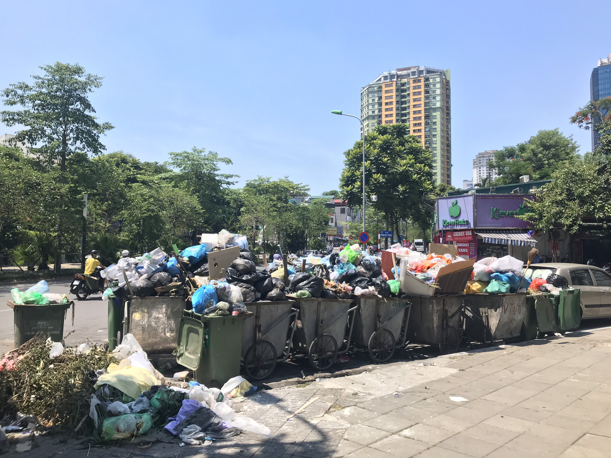 Nội đ&ocirc; ngập r&aacute;c v&igrave; d&acirc;n lại chặn xe v&agrave;o b&atilde;i r&aacute;c lớn nhất H&agrave; Nội - Ảnh 4.