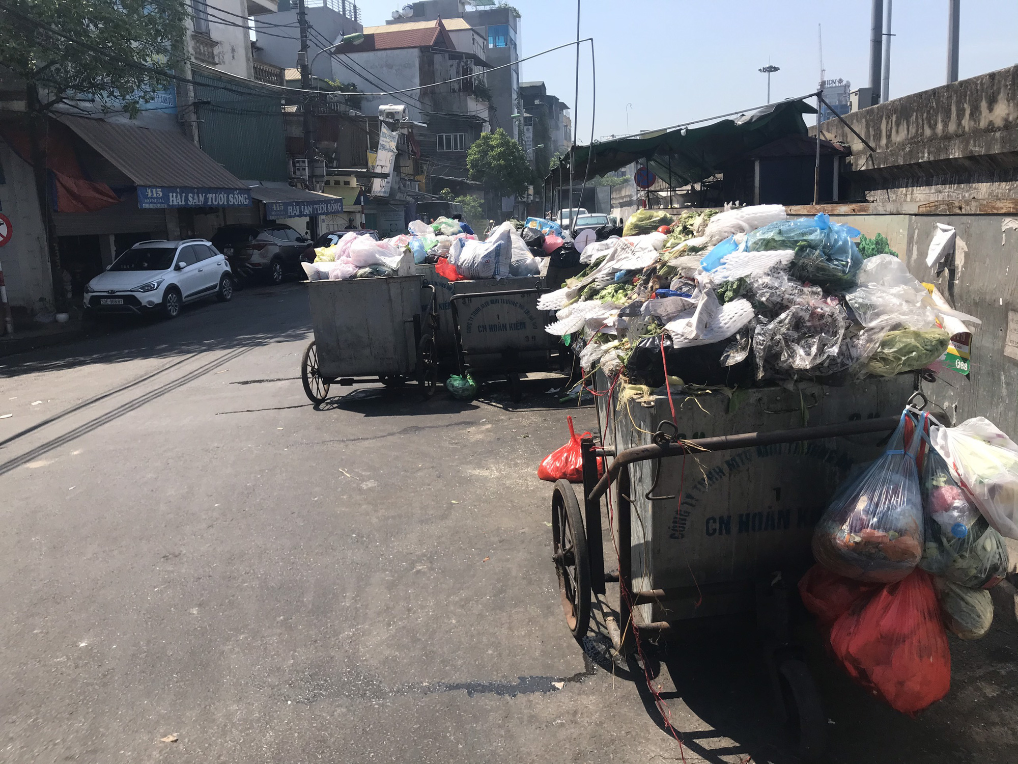 Nội đ&ocirc; ngập r&aacute;c v&igrave; d&acirc;n lại chặn xe v&agrave;o b&atilde;i r&aacute;c lớn nhất H&agrave; Nội - Ảnh 3.