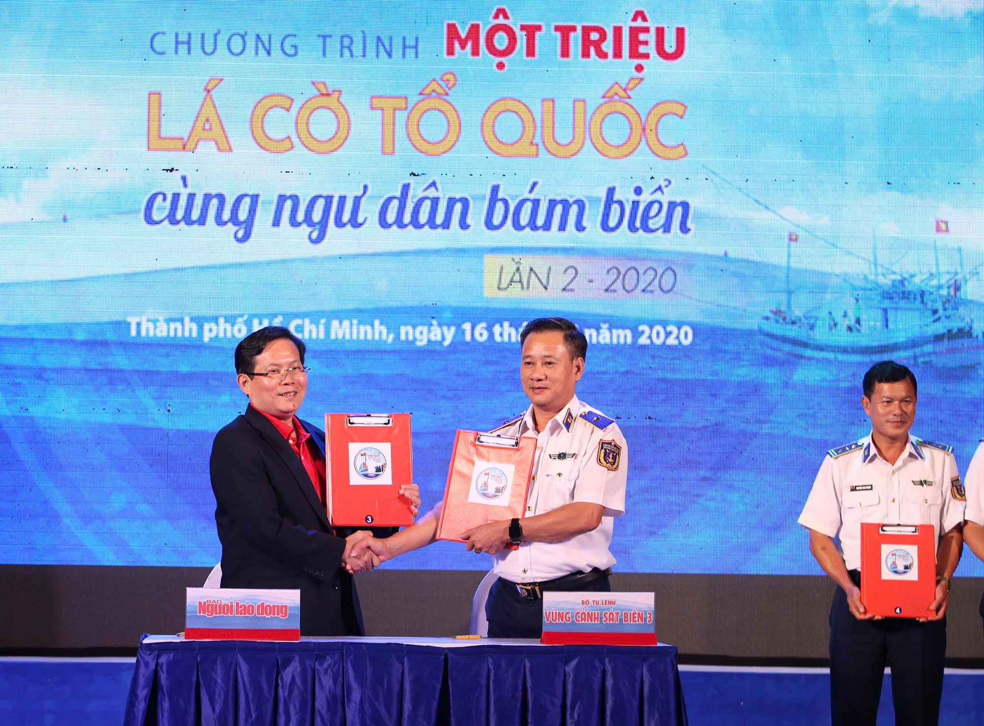 MỘT TRIỆU L&Aacute; CỜ TỔ QUỐC C&Ugrave;NG NGƯ D&Acirc;N B&Aacute;M BIỂN: K&yacute; kết với nhiều đơn vị đồng h&agrave;nh - Ảnh 4.