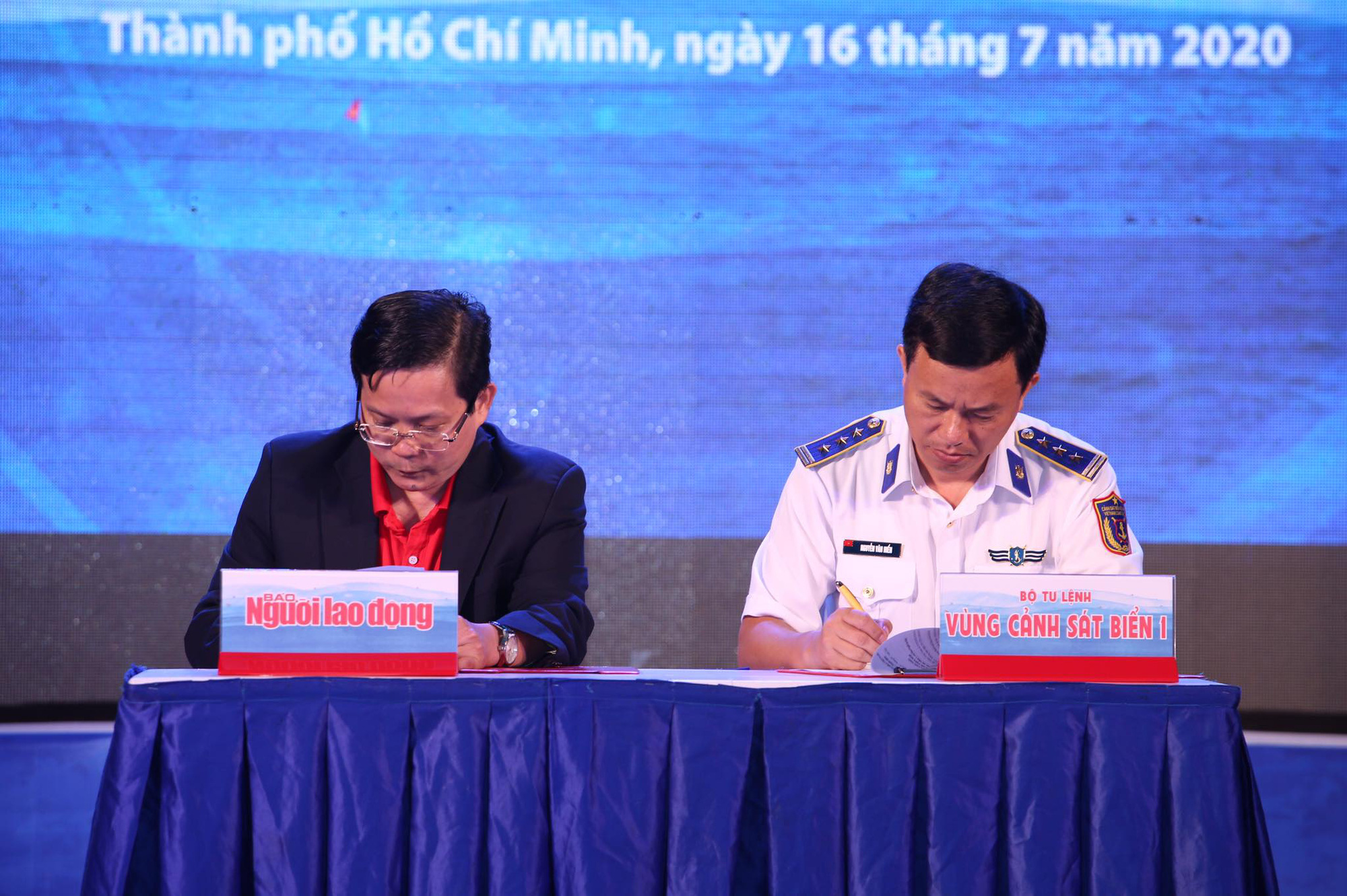 MỘT TRIỆU L&Aacute; CỜ TỔ QUỐC C&Ugrave;NG NGƯ D&Acirc;N B&Aacute;M BIỂN: K&yacute; kết với nhiều đơn vị đồng h&agrave;nh - Ảnh 2.