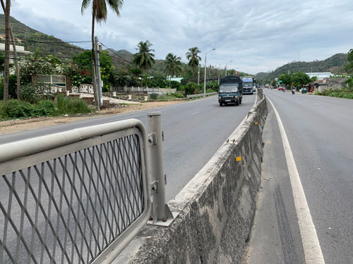 Lưới chống l&oacute;a biến mất tr&ecirc;n Quốc lộ 1 - Ảnh 1.