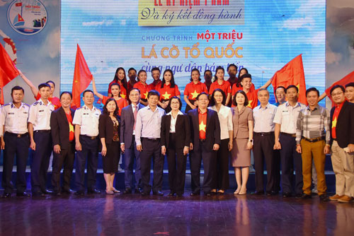 MỘT TRIỆU LÁ CỜ TỔ QUỐC CÙNG NGƯ DÂN BÁM BIỂN: Bước lên tầm cao mới