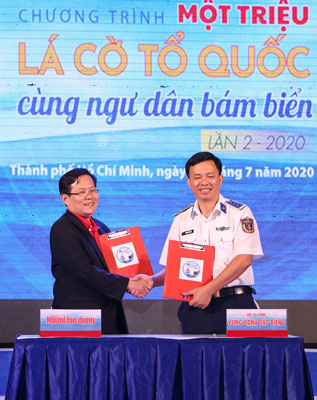 MỘT TRIỆU LÁ CỜ TỔ QUỐC CÙNG NGƯ DÂN BÁM BIỂN: Bước lên tầm cao mới - Ảnh 2.