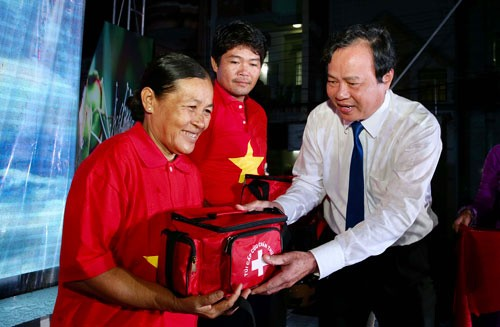 MỘT TRIỆU L&Aacute; CỜ TỔ QUỐC C&Ugrave;NG NGƯ D&Acirc;N B&Aacute;M BIỂN: Kết nối triệu tấm l&ograve;ng - Ảnh 4.