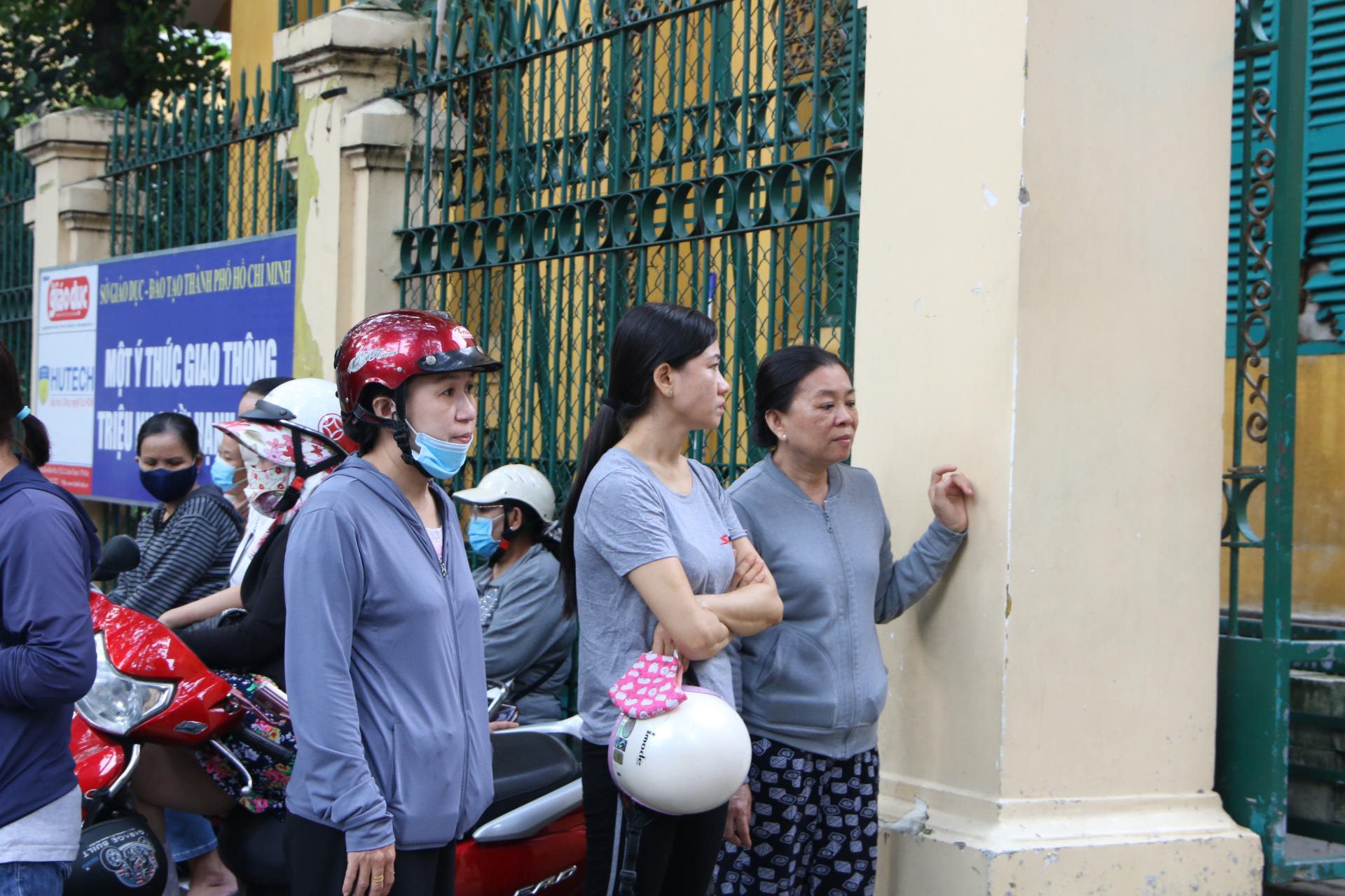 Ngày thi đầu tiên của kỳ thi lớp 10: Căng thẳng trước giờ thi - Ảnh 5.