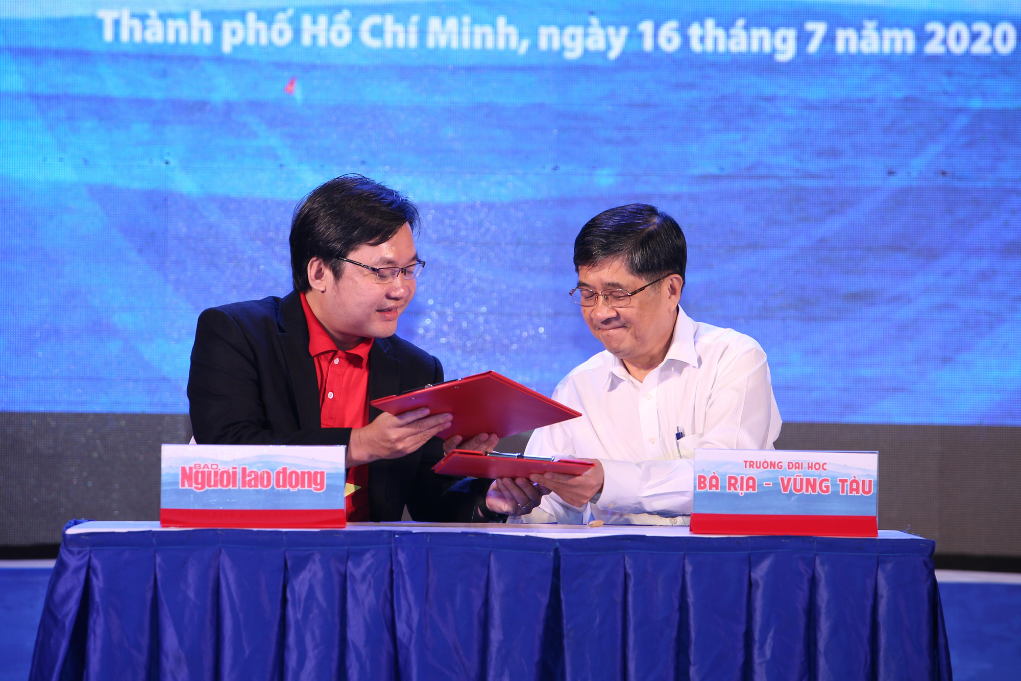 MỘT TRIỆU L&Aacute; CỜ TỔ QUỐC C&Ugrave;NG NGƯ D&Acirc;N B&Aacute;M BIỂN: K&yacute; kết với nhiều đơn vị đồng h&agrave;nh - Ảnh 7.