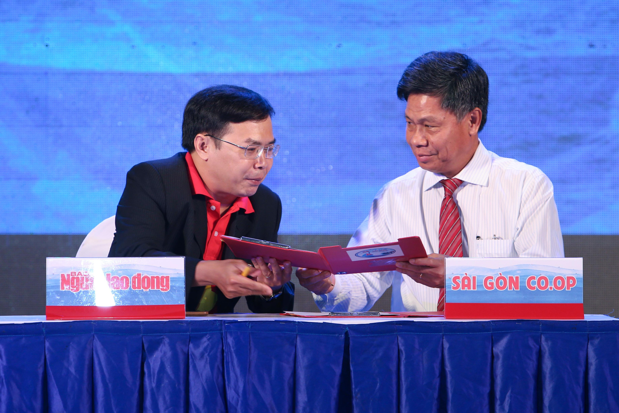 MỘT TRIỆU L&Aacute; CỜ TỔ QUỐC C&Ugrave;NG NGƯ D&Acirc;N B&Aacute;M BIỂN: K&yacute; kết với nhiều đơn vị đồng h&agrave;nh - Ảnh 13.