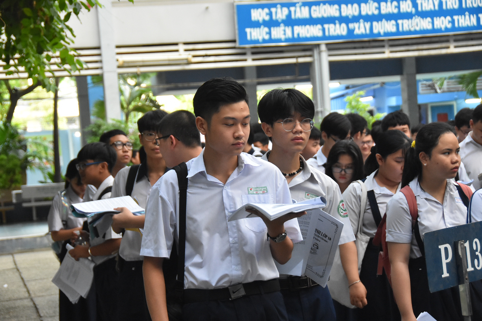 Thi môn văn: Bắt đầu cuộc đua lớp 10 công lập - Ảnh 1.