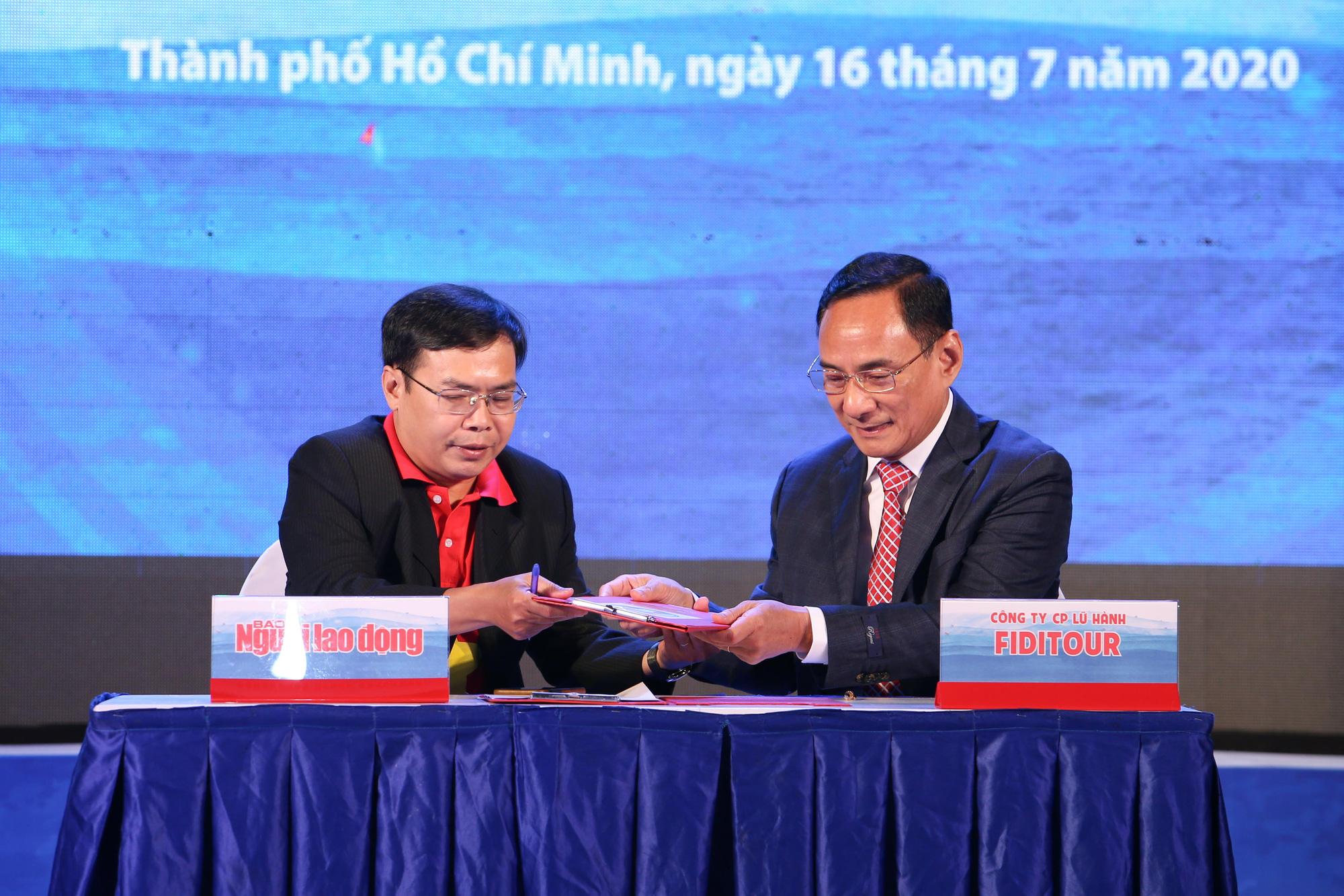 MỘT TRIỆU L&Aacute; CỜ TỔ QUỐC C&Ugrave;NG NGƯ D&Acirc;N B&Aacute;M BIỂN: K&yacute; kết với nhiều đơn vị đồng h&agrave;nh - Ảnh 15.