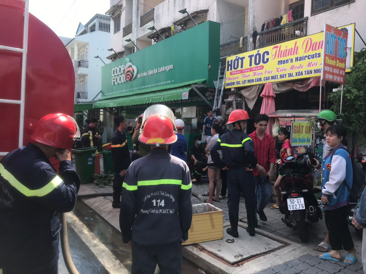Giải cứu 6 người mắc kẹt trong vụ ch&aacute;y ph&ograve;ng trọ ở TP HCM - Ảnh 2.