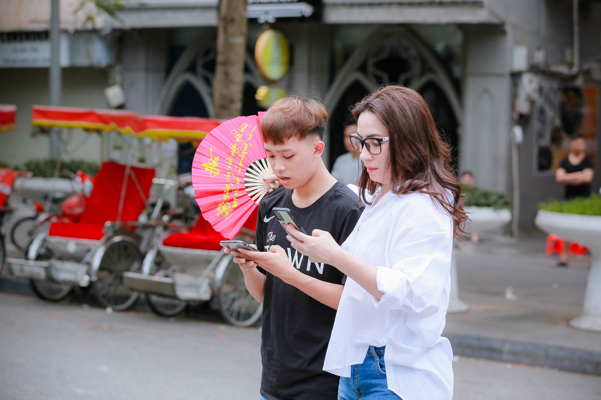Hồ Văn Cường trổ mã, phổng phao bên mẹ nuôi Phi Nhung ngày càng trẻ đẹp - Ảnh 3.