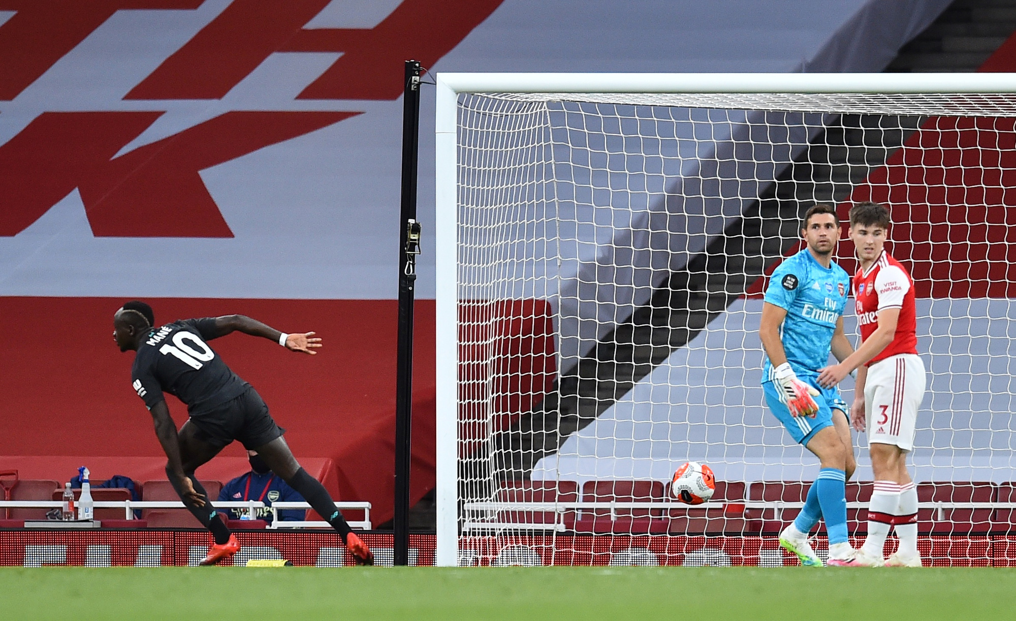 C&ocirc;ng l&agrave;m thủ ph&aacute;, Liverpool thua sốc trước Arsenal ở Emirates - Ảnh 4.